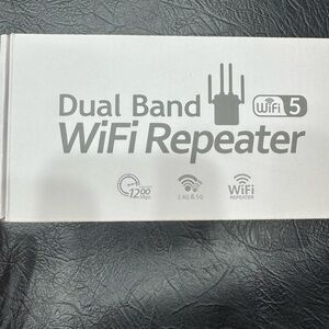 Dual Band WiFi Repeater - White